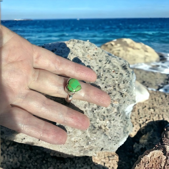 Green Turquoise Ring. Solid 925 Silver with Natural Green Turquoise Heart shape. - Picture 6 of 16